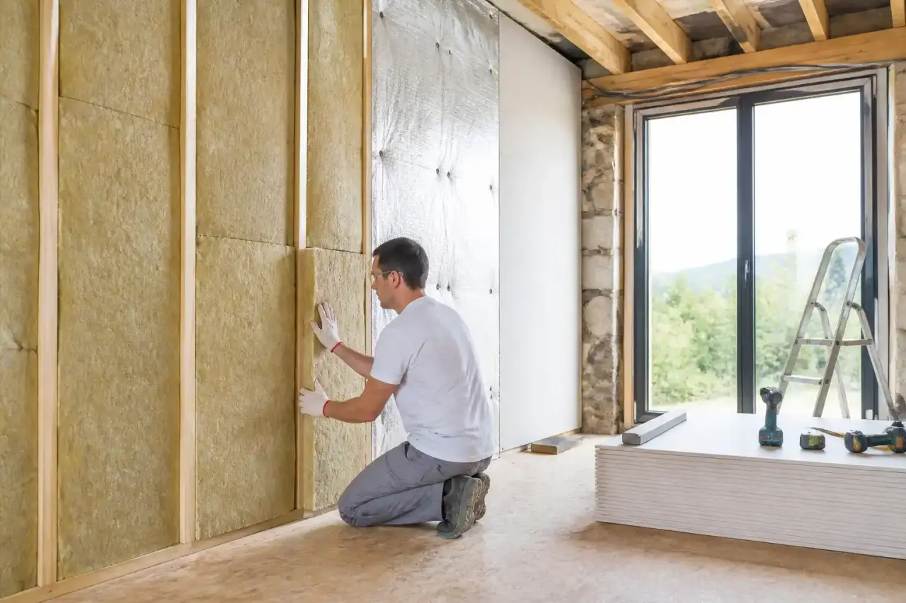Grand chantier de construction au lever du soleil avec poutres en acier et blocs de béton au premier plan